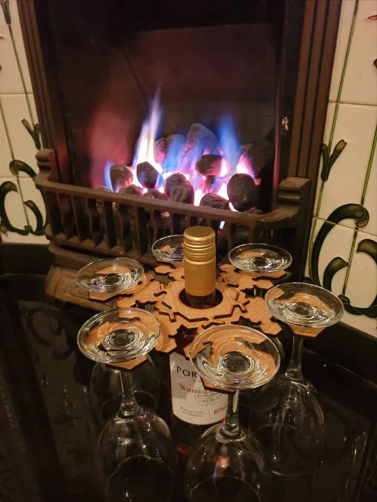 Garduru - charmantes Weinregal im Schneeflocken-Design