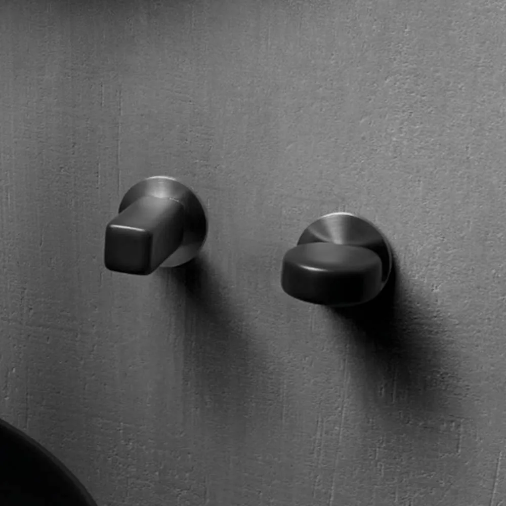 Zwei Armaturengruppen zum Öffnen und Schließen mit Wandmischung IO Linki